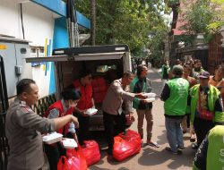 Polres Metro Jakarta Pusat dan Komunitas IDR Bagikan 250 Nasi Kotak untuk Warga Kemayoran