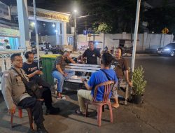 Bhabinkamtibmas Pegangsaan Sambangi Satkamling Dinihari, Ajak Warga RW 08 Perkuat Keamanan Lingkungan