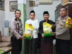 Polsek Metro Menteng Sambangi Tokoh Agama, Salurkan Bantuan Beras dan Perkuat Pesan Kamtibmas di Masjid Gondangdia