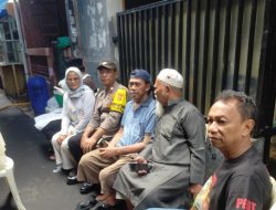 Wujud Kepedulian dan Empati, Bhabinkamtibmas Galur Takziah ke Warga RW 01 yang Berduka