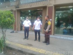 Tegakkan Ketertiban, Bhabinkamtibmas Karang Anyar Ajak Pedagang Patuhi Aturan Trotoar