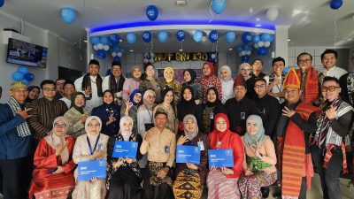 Pinca BRI BO Lebak Bulus Edy Siswanto bersama segenap karyawan saat merayakan HUT BRI ke-130 di kantor cabang