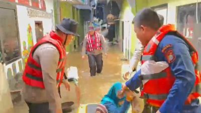 Polairud Polda Metro Jaya Evakuasi Warga Kebon Pala, Ketua RT: Apresiasi Tinggi dan Terima Kasih atas Kepedulian Polisi