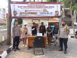 Anggota Polsek Metro Gambir Bersama 3 Pilar, Monitoring Kegiatan Layanan Data Pemilih Pilkada DKI