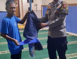 Aiptu Deny Sukmo.P Peduli Tempat Ibadah Serahkan Alat Kebersihan Untuk Masjid Al Istiqomah