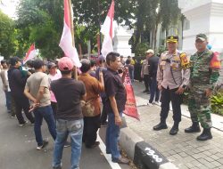 Kapolsek Johar Baru bersama Tiga Pilar dan Pamdal Mengamankan Jalannya Aksi Unras Depan Gedung BPOM RI Jakarta