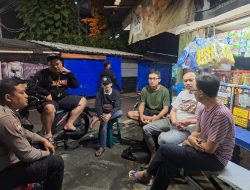 Bhabinkamtibmas Patroli Dialogis Malam Hari Dan Sambangi Warga Dan Pemuda Di Depan Pos RW 02 Kelurahan Gelora