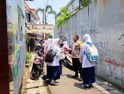 Bhabinkamtibmas Rawasari Imbau Pelajar Yang Pulang Sekolah