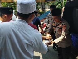 Berkah sholat Jumat, Polisi bagikan makanan gratis kepada jemaah