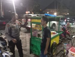 Patroli Malam Hari Unit Patmor Polsek Metro Menteng Sambangi Pedagang Sekitar Taman Suropati