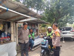 Bhabinkamtibmas Benhil Berikan Imbauan Jaga Persaudaraan Menjelang Pilkada Kepada Pengemudi Ojol