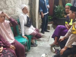 Bhabinkamtibmas Pegangsaan Menghadiri Takziyah di Pemukiman Warganya