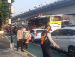 Kapolsubektor Tanah Tinggi Bersama Dishub dan Satpol. PP., Melaksanakan Pengaturan Lalu Lintas Pagi Hari