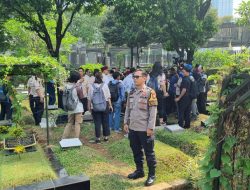 Bhabinkamtibmas Karet Tengsin Monitoring Paslon Nomor Urut 1 Ridwan Kamil Dan Suswono Ziarah Makam TPU Karet Bivak