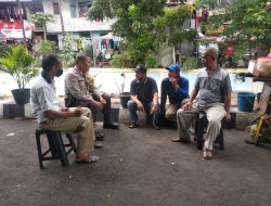 Sambang, Bhabinkamtibmas Ajak Tokoh Masyarakat Agar Bahu Membahu Menjaga Keamanan Dan Ketertiban Masyarakat