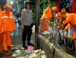Patroli Wilayah Bhabinkamtibmas Kelurahan Galur Monitoring Dan Imbauan PPSU Di Jalan Kwista RW 04 Galur