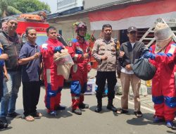 Bhabinkamtibmas Pegangsaan Giat Pemberantasan Sarang Tawon di Rw 02