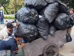 Kateam Patmor Mendorong Gerobak Saat Adanya Massa Aksi Konvoi Berjalan Kaki