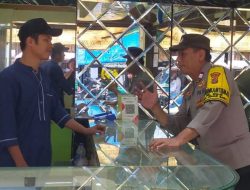 Patroli Dialogis Bhabinkamtibmas Galur Sambang Menjelang Pilkada Berikan Imbauan kepada Pemilik Toko Emas