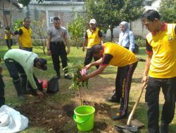 Penanaman Bibit Pohon Buah di Taman Helonix Pasar Rebo, Wujud Kepedulian Terhadap Lingkungan