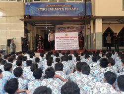 Kasubnit Bintibsos Unit Binmas Polsek Metro Gambir Melaksanakan Penyuluhan dan Deklarasi Gerakan Anti Tawuran di SMK JP 01 Jakarta