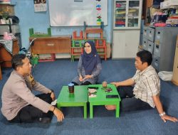 Bhabinkamtibmas Karet Tengsin Patroli Dialogis Sore Hari Dan Sambang Ketua RW 03 Sampaikan Pilkada Damai