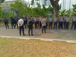 Personel Polri Monitoring Kampanye Cagub DKI Jakarta Ridwan Kamil Di JCC Senayan
