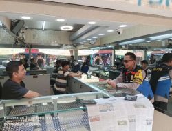 Patroli Dialogis Bhabinkamtibmas Kampung Rawa Sambang Menjelang Pilkada Berikan Imbauan kepada Pemilik Toko Emas