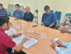 Bhabinkamtibmas Hadir Kantor Kelurahan Kebon Sirih Dalam Rangka Penerapan Pilkada Yang Aman Dan Damai