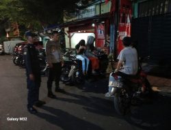 Cegah Potensi Tawuran Warga, Kapolsubsektor Kayu Awet, Imbau dan Bubarkan Anak-anak Remaja Kumpul-kumpul Larut Malam