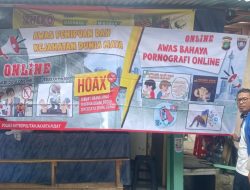 Bhabinkamtibmas Petamburan Bersama Ketua RT 06/04 Dan Warga Pemasangan Spanduk Imbauan Bahaya Judol Dan Hoax