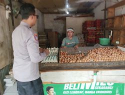 Ketahanan Pangan Bhabinkamtibmas Kampung Rawa Cek Ketersediaan dan Harga Bahan Pokok di Pasar Gembrong