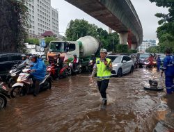 Kasat Lantas Polres Metro Jakarta Selatan Tetap Sigap Atur Lalu Lintas di Tengah Banjir Jakarta Selatan