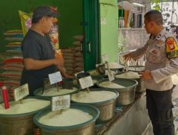 Bhabinkamtibmas Cempaka Putih Timur Sambang Dan Patroli Dialogis Ke Agen Beras