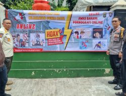 Bhabinkamtibmas Karet Tengsin Bersama Kasatpel Pol PP Dan Warga Pemasangan Spanduk Imbauan Agar Jangan Bermain Judol Di Pemukiman RT 09/02