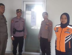 Jaminan Keamanan Jelang Pemilukada, Personel Polsek Johar Baru Melakukan Pengamanan Gudang Logistik Pilkada