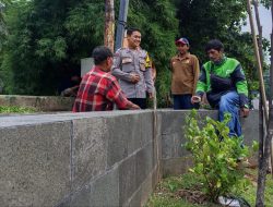 Peduli Lingkungan Bhabinkamtibmas Kartini Lakukan Pemeliharaan Pohon di Sepanjang Kali Ciliwung