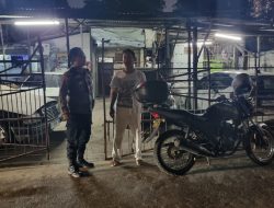 Patroli Dialogis Malam Hari Bhabinkamtibmas Karet Tengsin Sambangi Warga Di Pemukiman RT 15/04