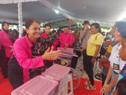 Bantuan Bhayangkari untuk Masyarakat Rote Ndao: Ny. Juliati Sigit Prabowo Berbagi Kebaikan dengan Ribuan Paket Bansos Bagi Masyarakat dan Anak Sekolah