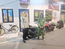 Bhabinkamtibmas Petojo Utara Lakukan Sambang Pos Kamling untuk Tingkatkan Keamanan Wilayah