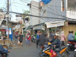 Patroli Sore Hari Bhabinkamtibmas Kampung Rawa Pemantauan Aktivitas Warga dan Pengaturan Lalu Lintas