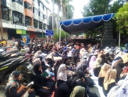 Bhabinkamtibmas Mangga Dua Selatan Hadiri Undangan Peringatan Maulid Nabi Muhammad SAW di Masjid Nurul Abror