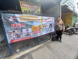 Bhabinkamtibmas Kebon Kacang Pemasangan Spanduk Imbauan Hindari Judol, Jebakan Pinjol, Penipuan dan Hoax Melalui Medsos Di RW 02