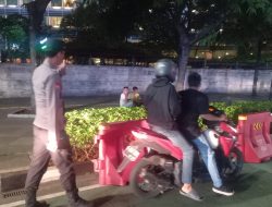 Membubarkan Para Remaja Depan Hotel Kempinsky Menteng Demi Mengantisipasi Aksi Tawuran