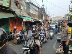 Bhabinkamtibmas Galur Lakukan Pengaturan Lalu Lintas Pagi Hari Di Jalan Galur Jaya