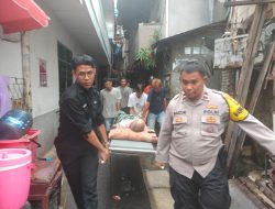 Wujud Kepedulian, Bhabinkamtibmas Polsek Senen Antar Warga ke Rumah Sakit