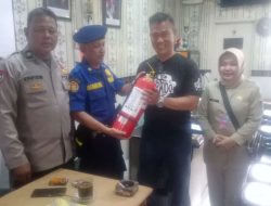 Bhabinkamtibmas Karang Anyar Pantau Penyerahan APAR untuk Antisipasi Kebakaran