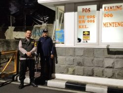 Bhabinkamtibmas Menteng Patroli Dialogis Di Pos Satkamling Rt 05 Menteng