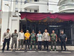 Bhabinkamtibmas Kelurahan Gunung Sahari Selatan Amankan Perayaan Natal di Gereja GKI GUNSA