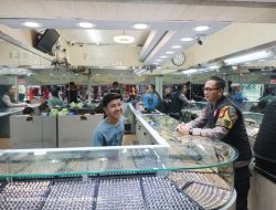 Patroli Dialogis Bhabinkamtibmas Kampung Rawa Sambang Libur Natal dan Tahun Baru Berikan Imbauan Karyawan Toko Emas